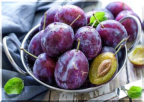 Prunes on an empty stomach help relieve constipation