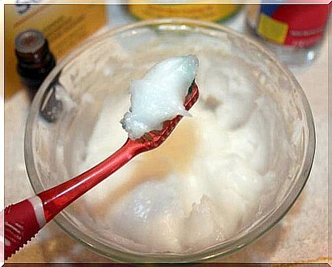 Soda and coconut oil against tartar