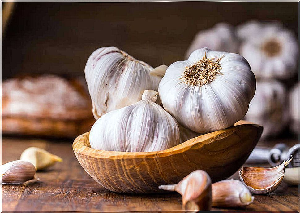 4 cloves garlic basket