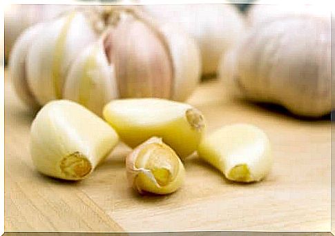 4 cloves of raw garlic