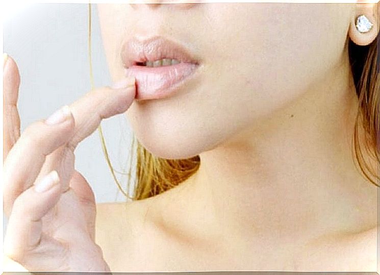 Cosmetic treatments: coconut oil to exfoliate the lips 