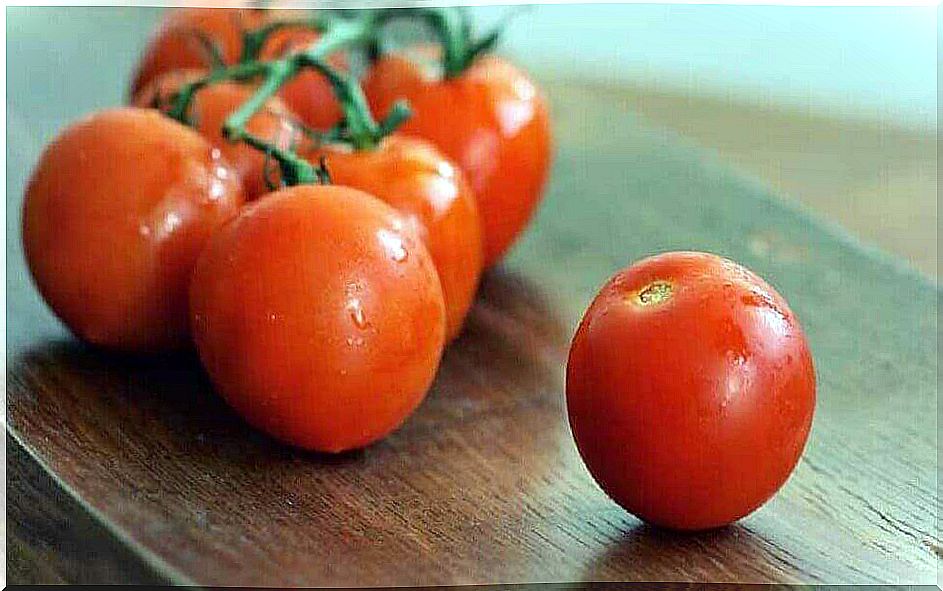 Face masks against large pores with tomatoes