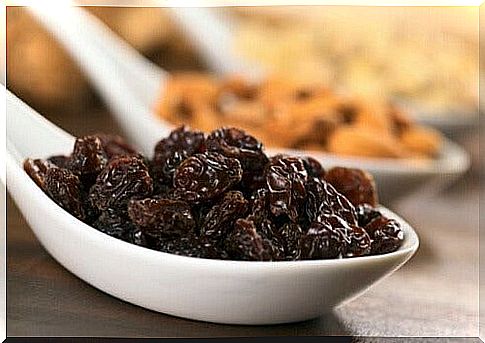 Raisins in a spoon