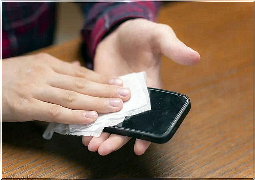 COVID-19: Disinfect your cell phone to prevent infection