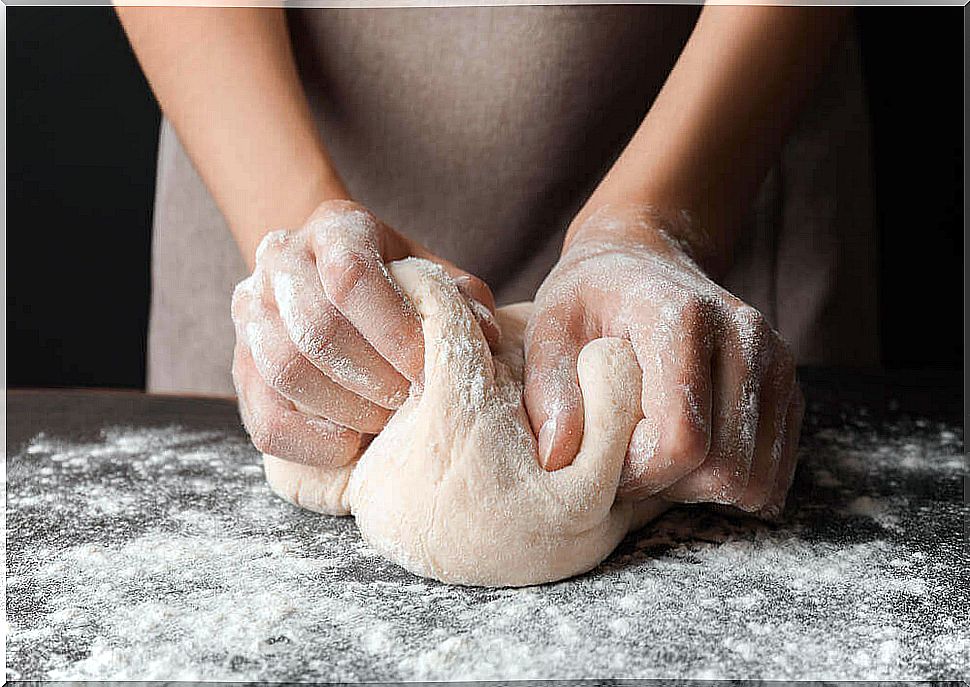 You can use toothpicks to control the height of your dough