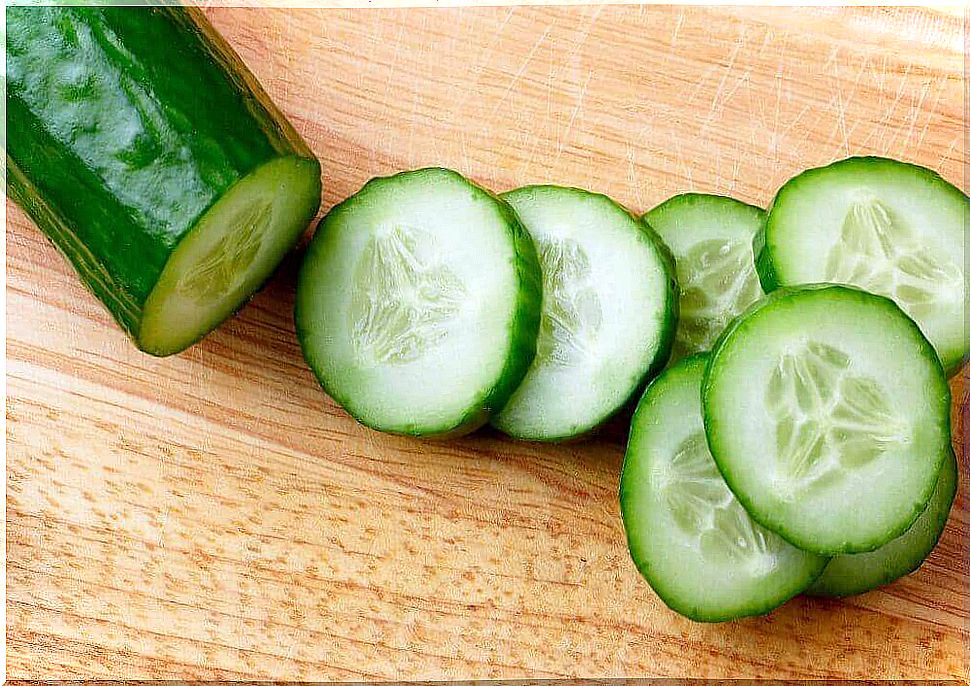 Cucumber as a make-up remover for dry skin