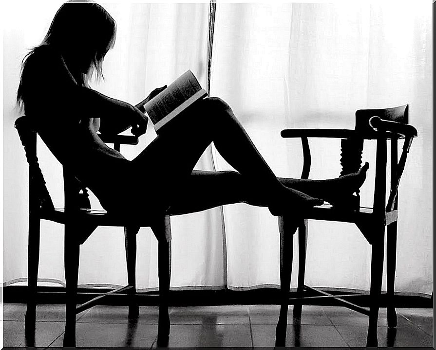 Woman-reading-in-the-chair