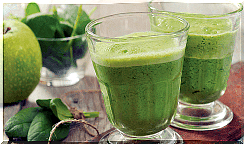 Green smoothie with spinach, carrot, dill and apple