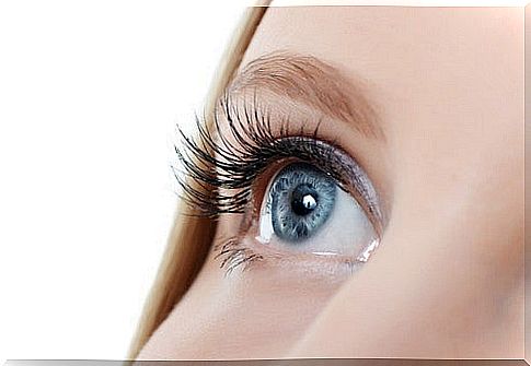 How can eyelash growth be accelerated?