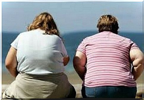 2-people-sitting-on-the-beach-morbid-obesity