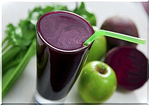 smoothie-made-from-apples-and-beets