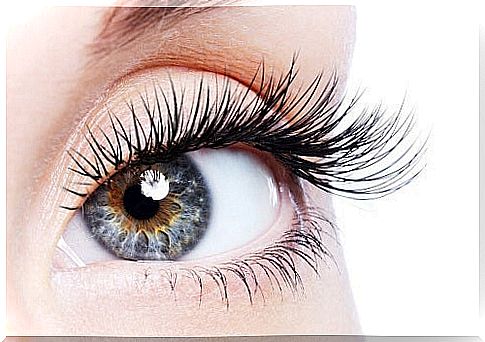 Natural methods for longer eyelashes