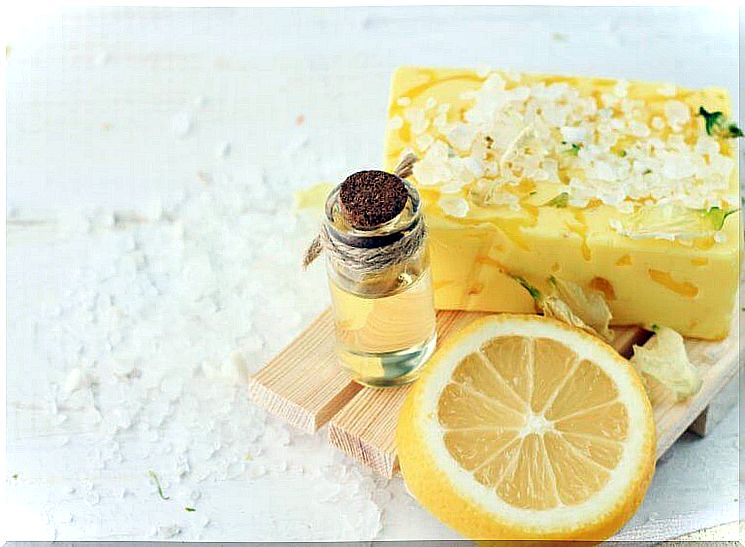 Treat spots on the skin with lemon