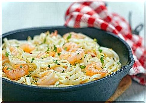 Pasta with prawns and lemon