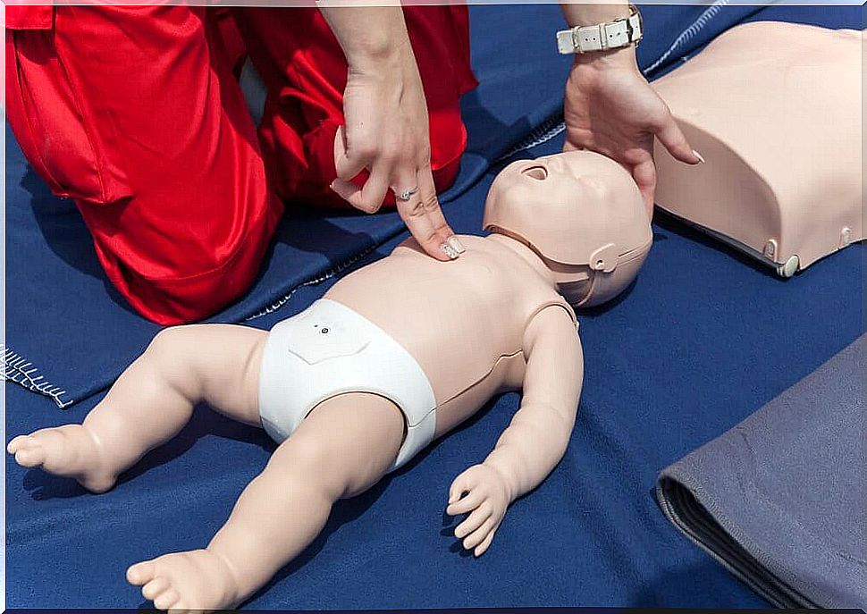 Resuscitation of a baby: first aid