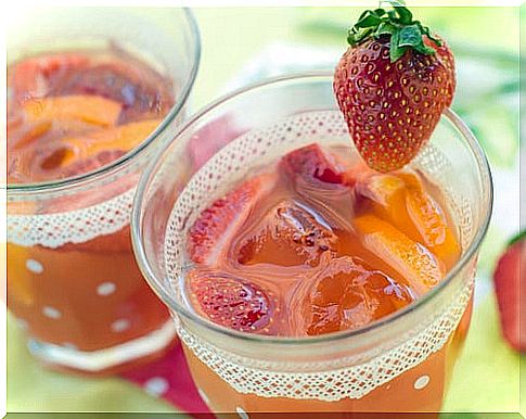 Strawberry water to detoxify the body