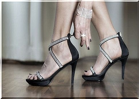 High-heeled shoe straps