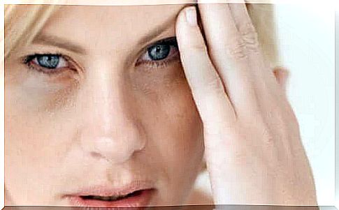 Heart attack symptoms - woman having a headache